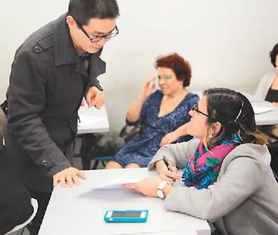 中國僑網(wǎng)墨西哥青年領(lǐng)袖來華研修團正在體驗漢語課