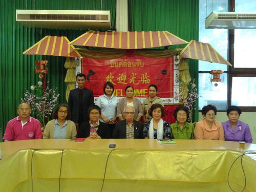 中國(guó)僑網(wǎng)廣肇會(huì)館理事長(zhǎng)何國(guó)忠接見(jiàn)來(lái)訪(fǎng)的何韻主席代表團(tuán)。(泰國(guó)《世界日?qǐng)?bào)》)