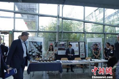 中國僑網(wǎng)巴伐利亞州州長來到孔子學(xué)院展臺(tái) 奧迪因戈?duì)柺┧乜自禾峁? /></div><!--圖片--><!--圖片說明-->
<div id=