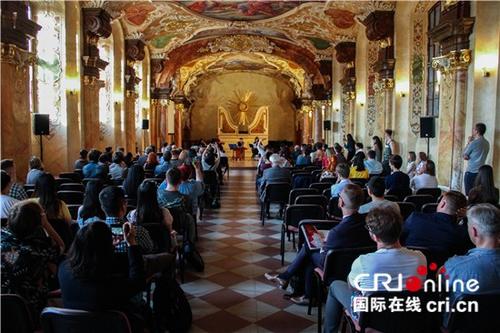 中國(guó)僑網(wǎng)波蘭弗羅茨瓦夫大學(xué)孔子學(xué)院成立十周年音樂(lè)會(huì)在弗大古色古香具有300年歷史的音樂(lè)廳舉行