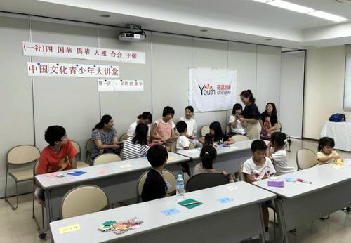 中國僑網(wǎng)采訪媽媽。(日本《中文導(dǎo)報》)