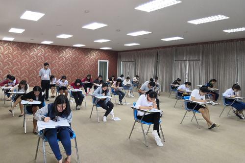 中國僑網(wǎng)天素諦皇家大學HSK考生認真答題(曼松德孔子學院供圖)