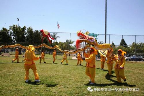中國僑網(wǎng)由華夏中文學(xué)校28位家長學(xué)生表演