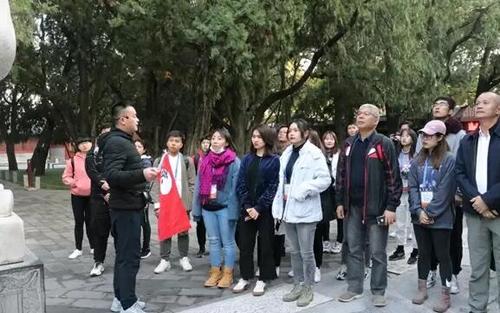 中國僑網(wǎng)研習(xí)營認(rèn)真聽取講解(王慧)