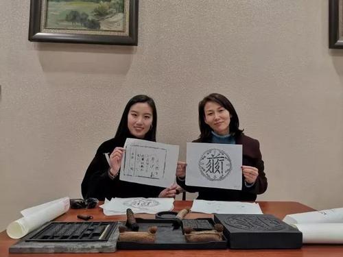 中國(guó)僑網(wǎng)外景老師毋典和王華瑞老師(右)示范印刷術(shù)的操作方式(圖片來(lái)源:中國(guó)華文教育基金會(huì))