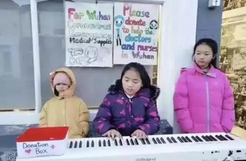 中國僑網(wǎng)學(xué)生們參加義演為祖(籍)國籌款。(圖片來源:中國華文教育基金會)
