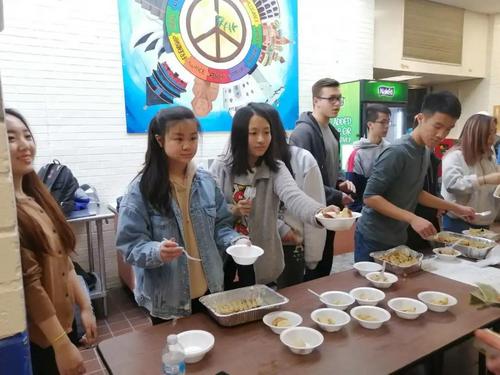 中國僑網(wǎng)含德高中學(xué)生自制煎餃進(jìn)行義賣。(圖片來源:中國華文教育基金會(huì))
