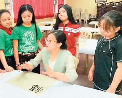 中國僑網(wǎng)學(xué)生們正在上書法課(圖片來源:人民日報海外版)