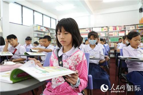 中國僑網(wǎng)在孔敬公立華僑學(xué)校,泰國小學(xué)生在智慧漢語課堂上學(xué)習(xí)漢語。記者孫廣勇 攝