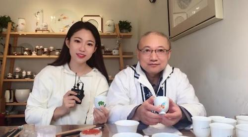 中國僑網(wǎng)外景老師司彥(左)和江西省高級(jí)工藝美術(shù)師吳心安老師。(圖片來源:中國華文教育基金會(huì))