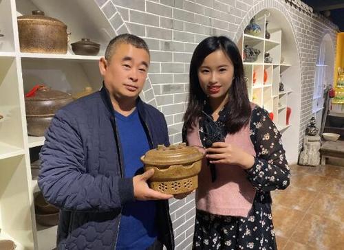 中國僑網(wǎng)外景老師尚潔(右)和國家級非遺平定砂器制作技藝代表性傳承人張宏亮老師(圖片來源:中國華文教育基金會)