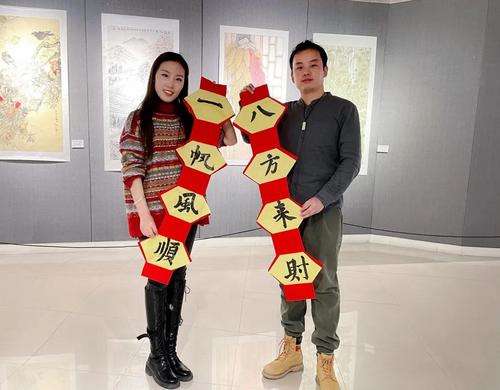 中國(guó)僑網(wǎng)外景老師毋典(左)和袁博館長(zhǎng)。(圖片來(lái)源:中國(guó)華文教育基金會(huì))