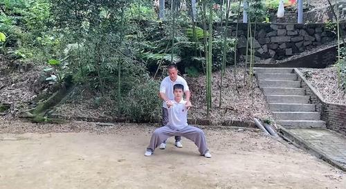 中國僑網(wǎng)張彪老師進行實景功夫教學。(圖片來源:中國華文教育基金會)