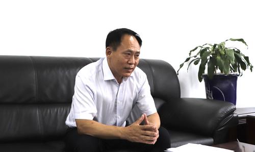 中國僑網(wǎng)圖為中國華文教育基金會(huì)秘書長于曉接受中新社記者專訪 李蕙雯 攝