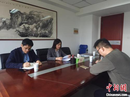 中國僑網(wǎng)合肥學(xué)院校長吳春梅(中)接受采訪 陶龍澤 攝
