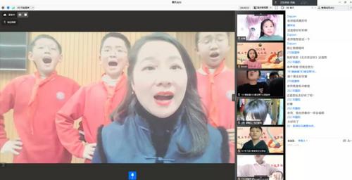 中國僑網(wǎng)劉慧老師和小助教們在攝像頭前教唱歌曲