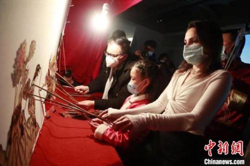 中國僑網(wǎng)體驗(yàn)皮影戲 湯彥俊 攝