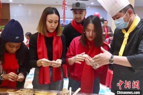 中國僑網(wǎng)留學(xué)生體驗包餃子。李佩珊攝