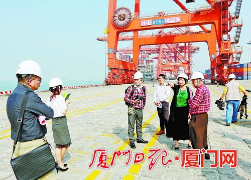 海外華文媒體一行在海天碼頭采訪。(張奇輝