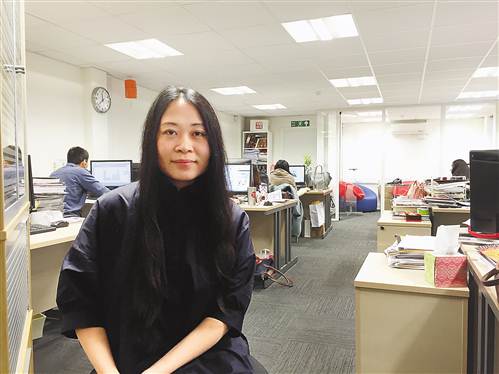 張雪在辦公室接受采訪(fǎng)。