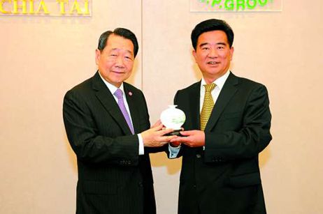 汕頭市委書記陳茂輝參觀正大集團(tuán)總部時(shí)向謝國民先生贈(zèng)送富有潮汕特色的紀(jì)念品