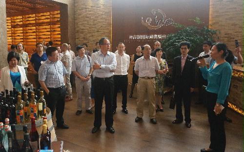 中國僑網(wǎng)考察團(tuán)參觀外高橋國際酒類展示交易中心