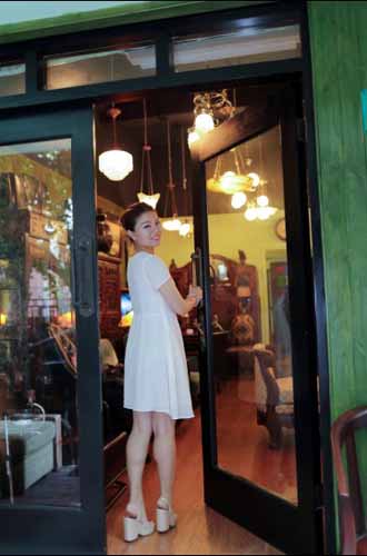 中國僑網(wǎng)上海女孩于英廉和她的小店。(人民網(wǎng))