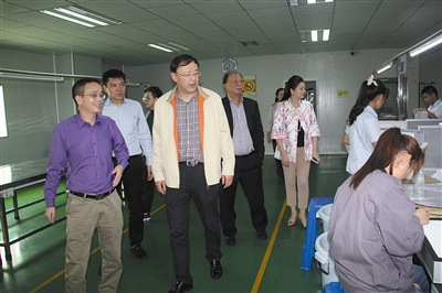 中國僑網(wǎng)馬勇智(前左二)等一行在僑資企業(yè)調(diào)研。(林琳 攝)