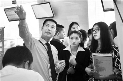 湖南長沙分會場,應(yīng)聘者聽取企業(yè)負責(zé)人介紹招聘崗位情況。(紅網(wǎng)/黎鑫