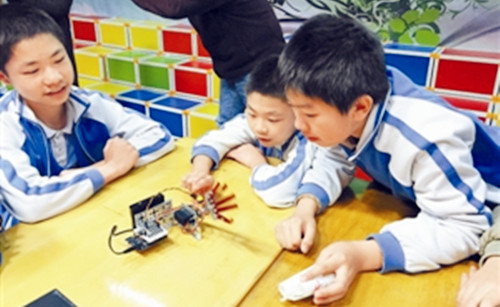 海歸創(chuàng)客教小學生制造機器人(深圳晚報記者
