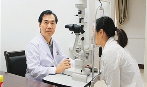 歐波是海南省首個(gè)海歸眼科博士。(醫(yī)院提供)