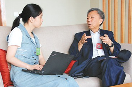 圖為方君學(xué)(右)接受記者采訪(fǎng)。