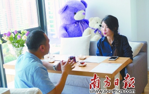 客戶(hù)與張瑩(右)交流旅游心得。受訪者供圖