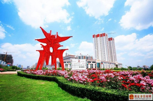 資料圖:商丘市最具特色的標志性建筑是位于神火大道上的“商”字。(來源:商丘市人民政府)