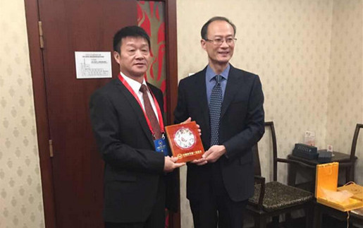 中國(guó)和平統(tǒng)一促進(jìn)會(huì)副秘書長(zhǎng)孫凌燕(左)向陳慶平贈(zèng)送紀(jì)念品。