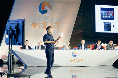 圖為一名選手正在向?qū)<以u(píng)審組作項(xiàng)目陳述。