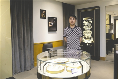 中國僑網(wǎng)成都亨得利鐘表店,80后副總經(jīng)理張里 成都商報(bào)記者 張建 攝
