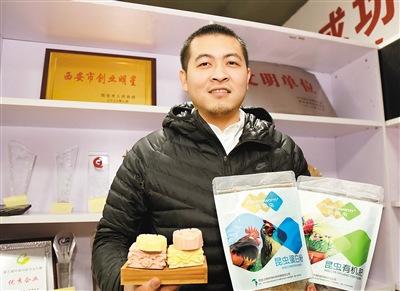 中國僑網(wǎng)留學(xué)生創(chuàng)業(yè)者武錚的項(xiàng)目是把餐廚垃圾變廢為寶 記者 謝偉 攝