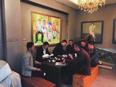 中國僑網(wǎng)“原創(chuàng)聯(lián)盟” 的成員們在熱烈探討莆田原創(chuàng)油畫的相關(guān)話題。