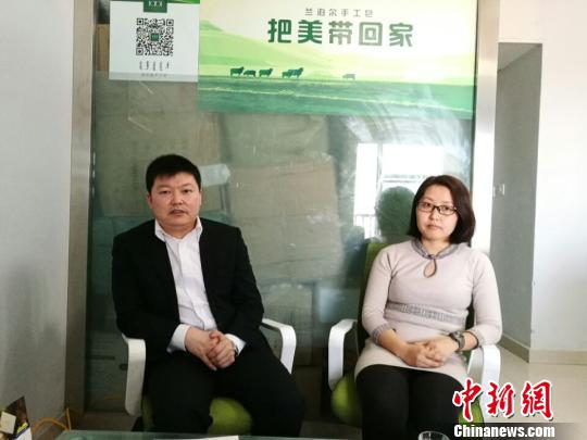 中國(guó)僑網(wǎng)海歸布仁夫婦接受記者采訪 李愛(ài)平 攝