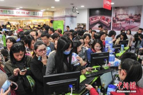 中國僑網(wǎng)資料圖:跨境直購體驗(yàn)店