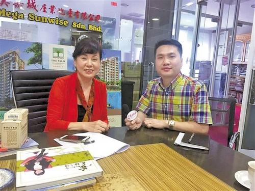 中國僑網(wǎng)拿督黃小娟(左)接受羊城晚報記者專訪