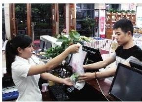 中國僑網(wǎng)顧客在僑交會商城·跨境商品體驗店購物。