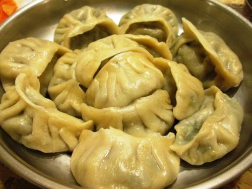 中國僑網(wǎng)菠菜玉米餡水餃。(圖片來源:美國《世界日?qǐng)?bào)》)