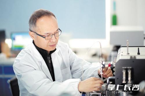中國僑網(wǎng)姚小剛在做實驗。 受訪者供圖