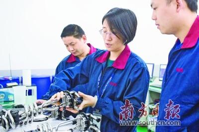 中國(guó)僑網(wǎng)胡靜博士在正揚(yáng)的技術(shù)中心內(nèi)指導(dǎo)技術(shù)人員。南方日?qǐng)?bào)記者 孫俊杰 攝