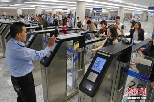 中國僑網(wǎng)資料圖:民航機(jī)場 中新社記者 殷立勤 攝