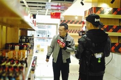 中國(guó)僑網(wǎng)成都商報(bào)直播鏡頭將網(wǎng)友帶到了“蓉歐薈”。