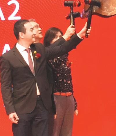 中國僑網(wǎng)圖為新派公寓的創(chuàng)始人及首席執(zhí)行官王戈宏在深交所敲鐘,新派公寓掛牌上市。(圖片為王戈宏本人提供)