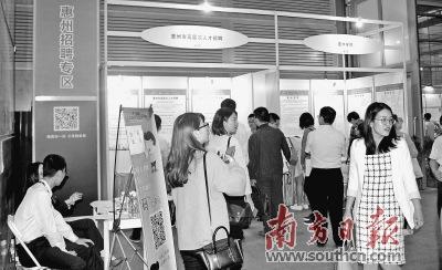 中國僑網(wǎng)各類高端人才來到惠州展區(qū)交流。楊杰 攝